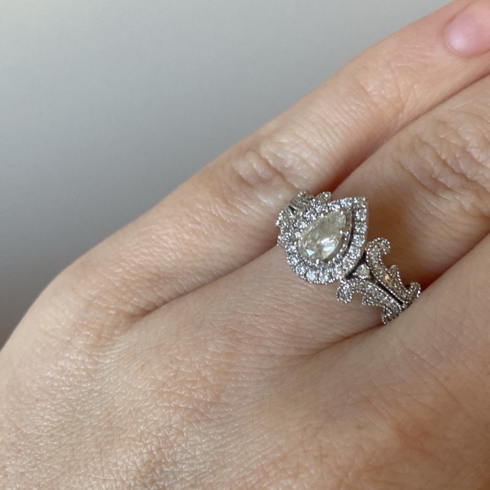 VERA WANG LOVE COLLECTION PEAR ENGAGEMENT RING 🤍 💍